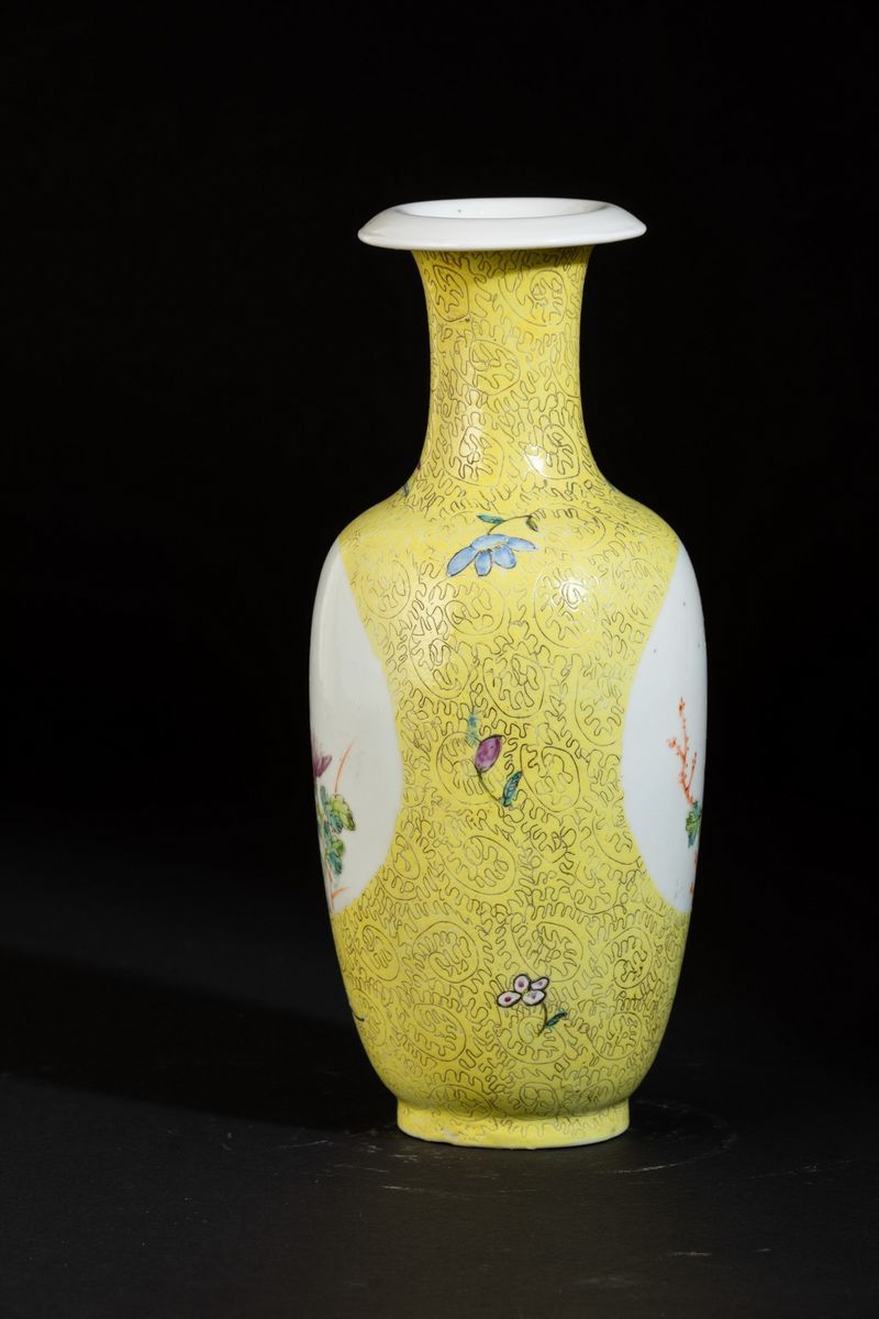 Vaso in Porcellana con Decori Naturalistici Entro Riserve su Fondo Giallo, Cina, Inizio XX Secolo