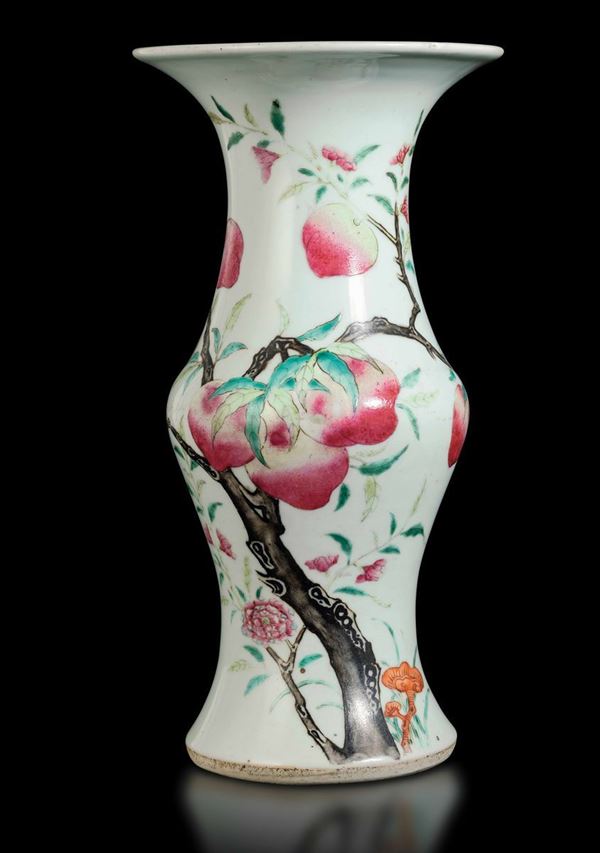 Vaso in porcellana con decoro di pesche, Cina, Dinastia Qing, epoca Guangxu (1875-1908)