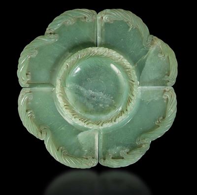 Portavivante Composto da Cinque Piatti Scolpiti in Giada Verde, Cina, Inizi XX Secolo