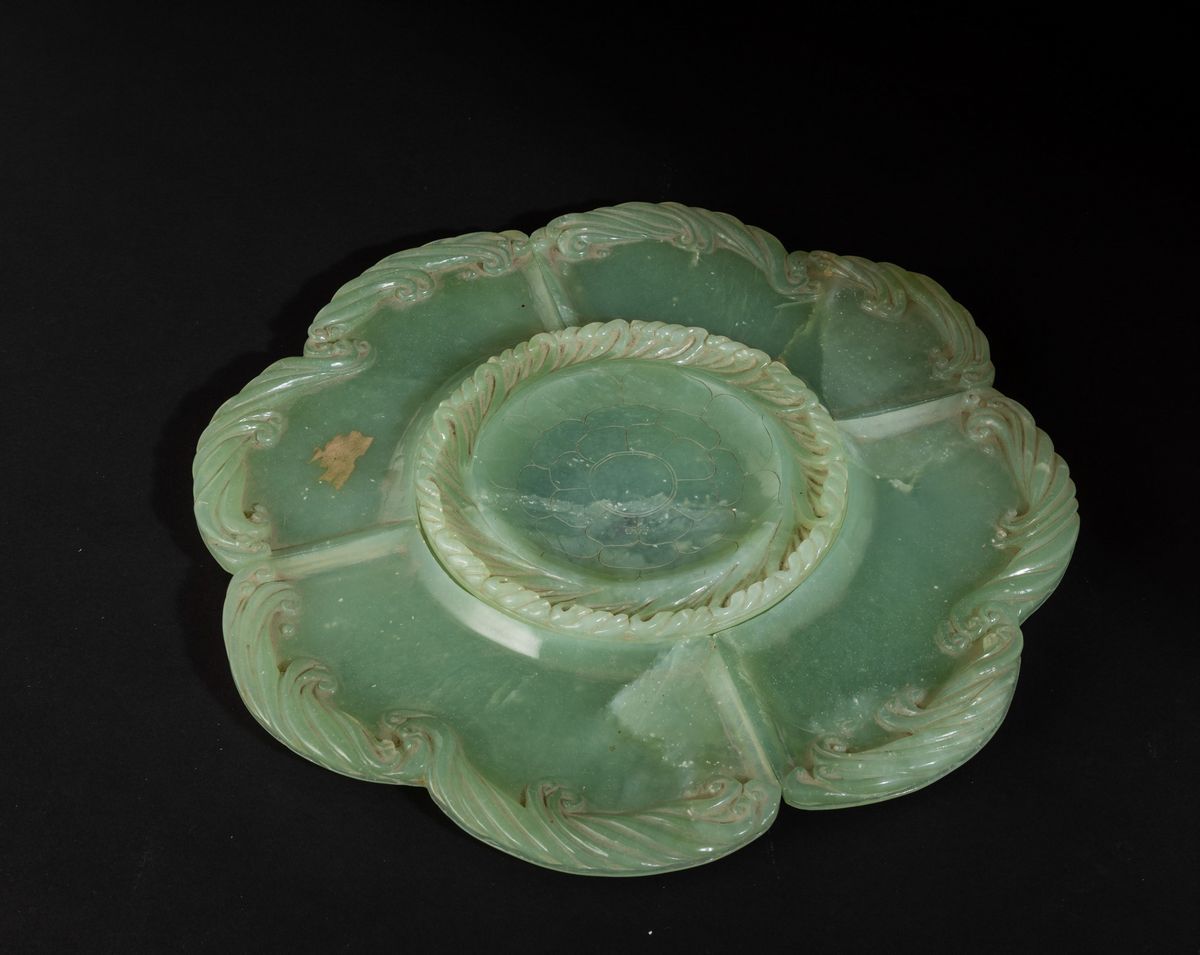 Portavivante Composto da Cinque Piatti Scolpiti in Giada Verde, Cina, Inizi XX Secolo