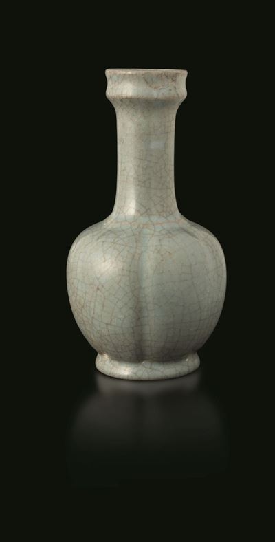Vaso a Bottiglia in Porcellana Guan Color Celadon, Cina, Dinastia Qing, XIX Secolo