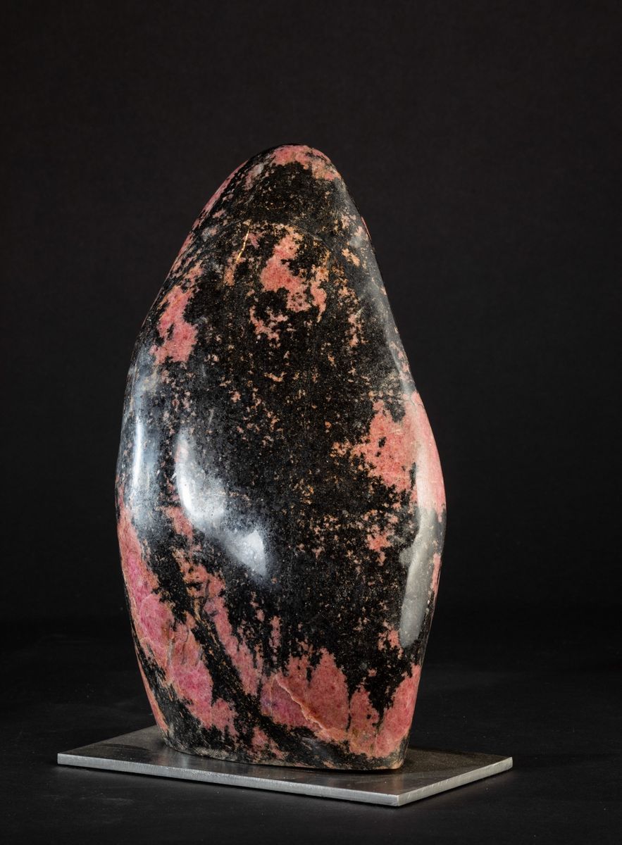 Blocco di Rhodonite su Base Nera
