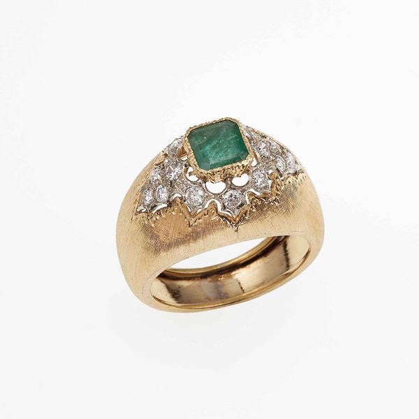 Anello con smeraldo e piccoli diamanti