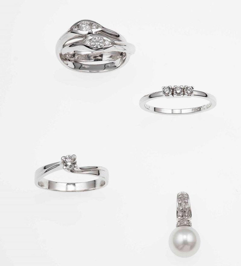 Lotto composto da tre anelli con diamanti ed un pendente con perla coltivata e diamanti  - Asta Gioielli - Cambi Casa d'Aste
