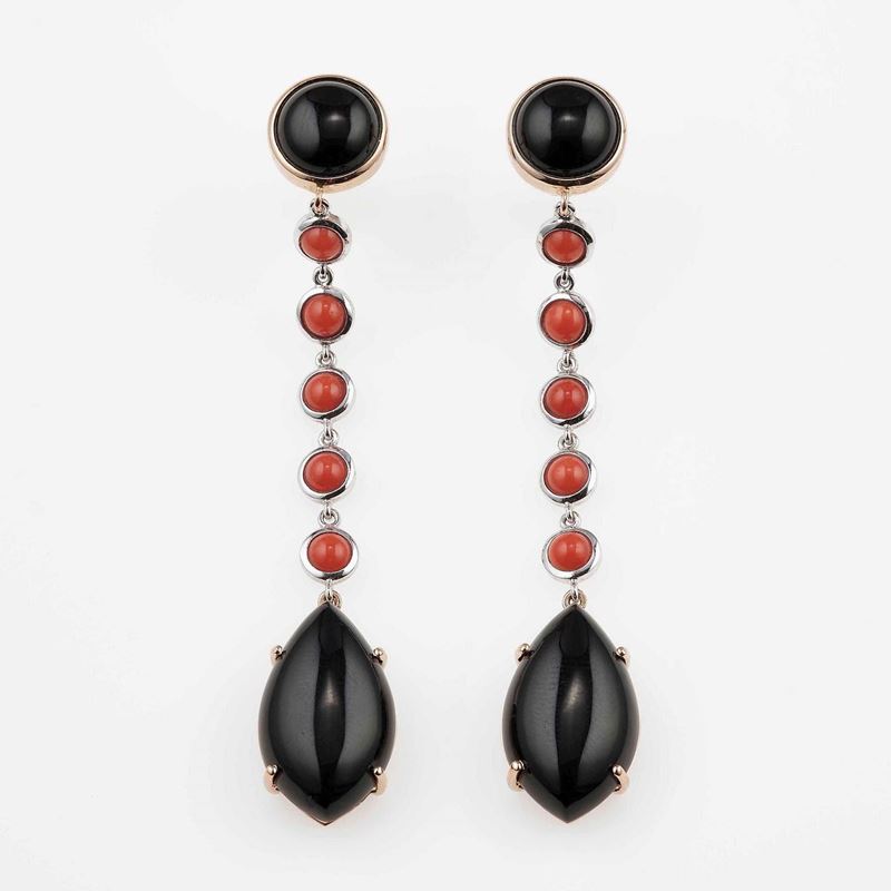 Pair of onix, coral and gold earrings  - Auction Fine and Coral Jewels - Cambi Casa d'Aste