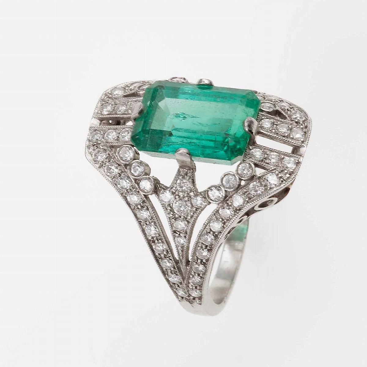 Anello con Smeraldo Colombia di Ct 3.08 Circa e Diamanti