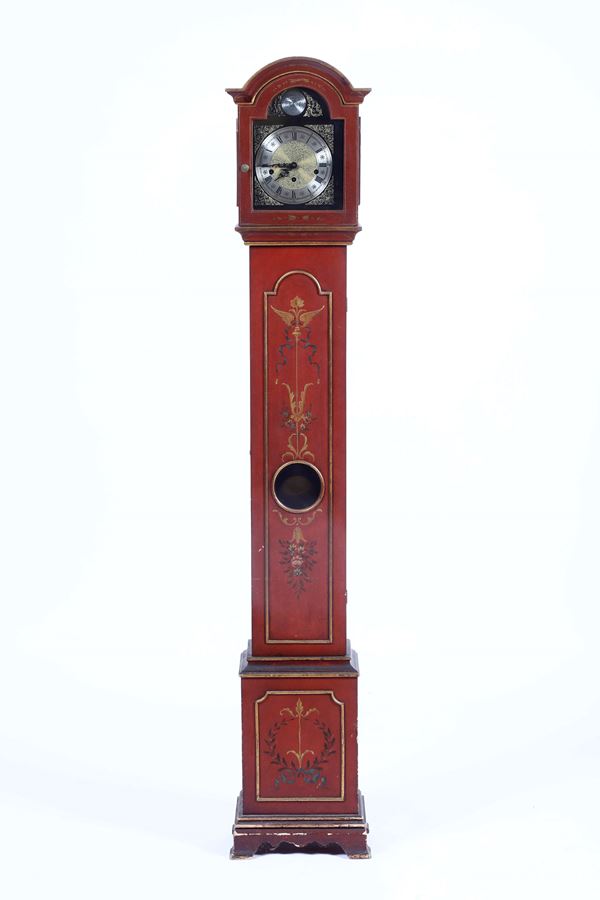 Orologio a torre con cassa in legno dipinto.
