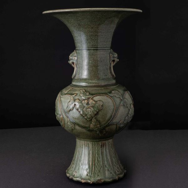 Vaso in porcellana Longquan color Celadon con mascheroni, anse ad anello e tralci di vite, Cina, XX secolo