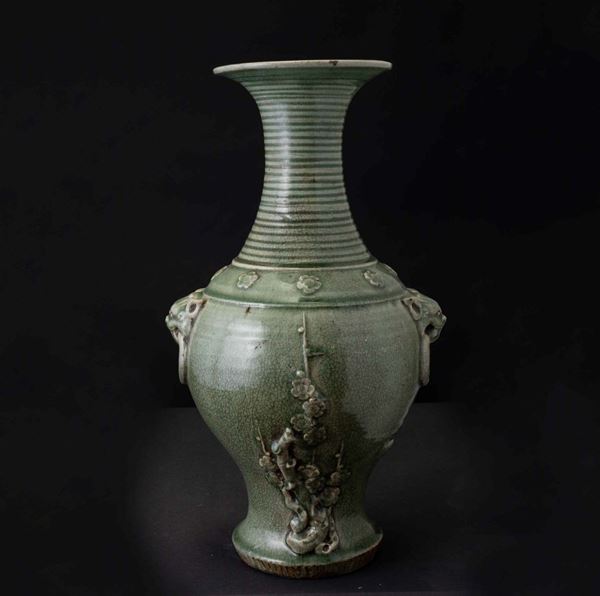 Vaso in porcellana Longquan color Celadon con mascheroni, anse ad anello e rami in fiore a rilievo, Cina, XX secolo