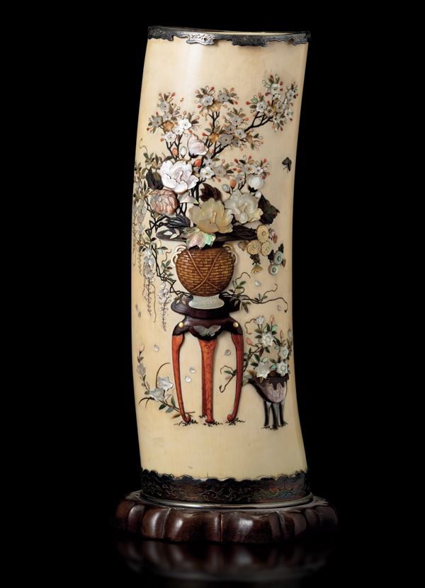 Vaso in avorio con applicazioni in madreperla e pietre dure raffiguranti soggetti naturalistici, Shibayama, Giappone, periodo Meiji (1868-1912)