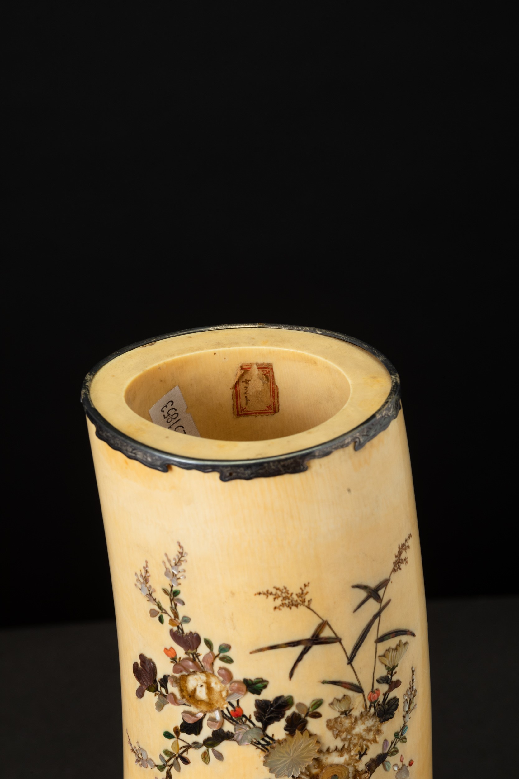 Vaso in Avorio con Applicazioni in Madreperla e Pietre Dure Raffiguranti Soggetti Naturalistici, ...