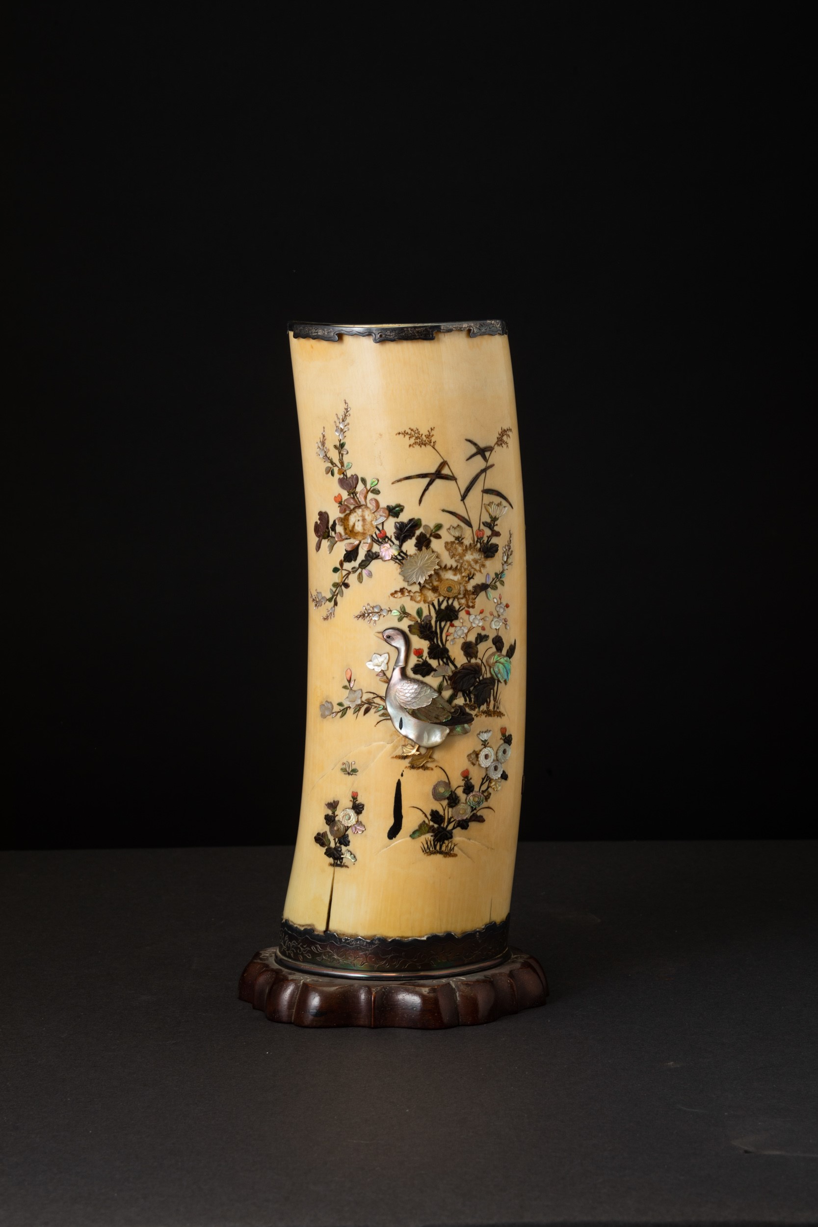 Vaso in Avorio con Applicazioni in Madreperla e Pietre Dure Raffiguranti Soggetti Naturalistici, ...