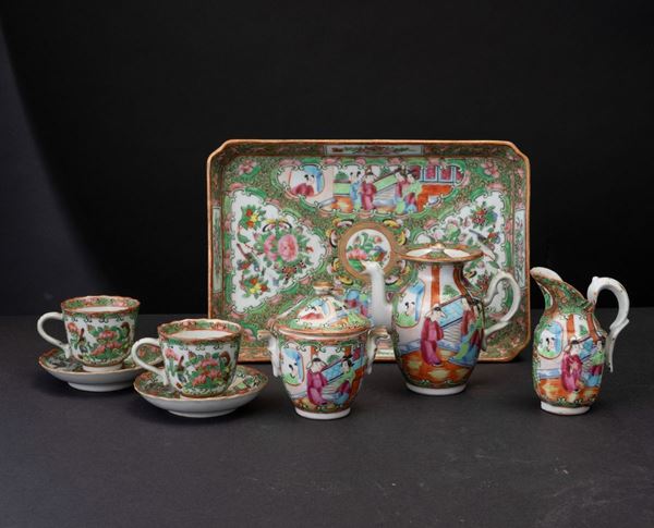 Servizio da thè in porcellana Famiglia Rosa composto da un vassoio, due tazzine con piattini, una lattiera, una zuccheriera e una teiera, Canton, Cina, Dinastia Qing, XIX secolo