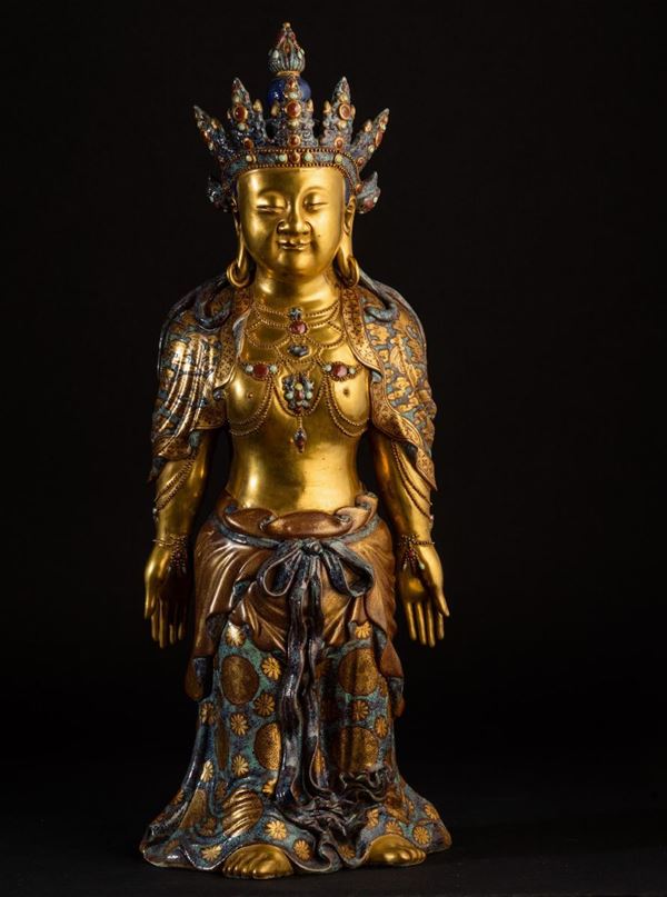 Grande e rara figura di Buddha incoronato in porcellana dorata e smaltata con motivi a "brocade-flower"  [..]