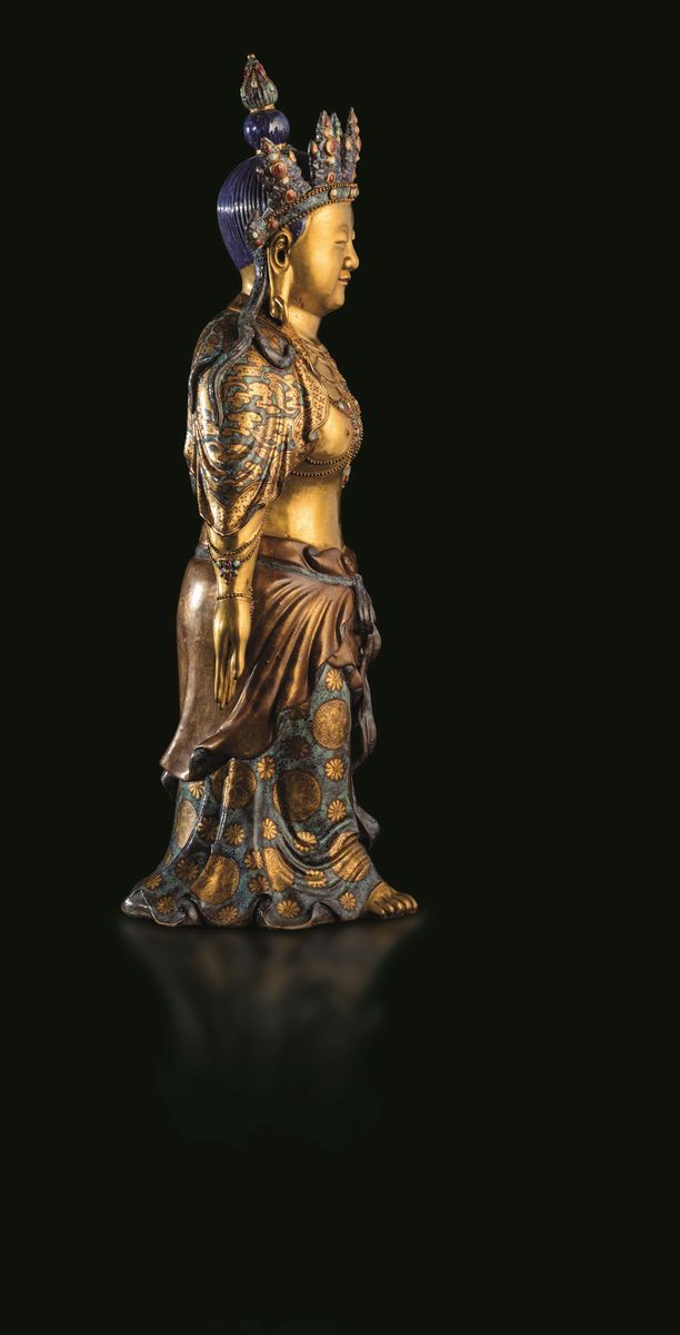 Grande e Rara Figura di Buddha Incoronato in Porcellana Dorata e Smaltata con Motivi a "brocade-f...