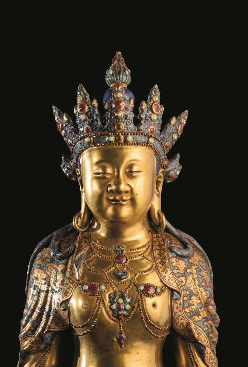 Grande e Rara Figura di Buddha Incoronato in Porcellana Dorata e Smaltata con Motivi a "brocade-f...