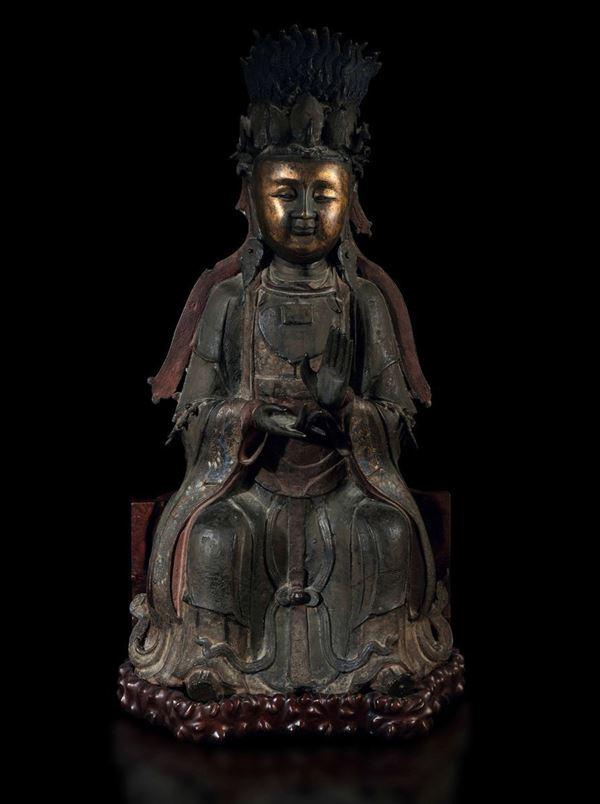 Eccezionale e rara figura di Guanyin incoronata in bronzo parzialmente dorata con tracce di policromia,  [..]