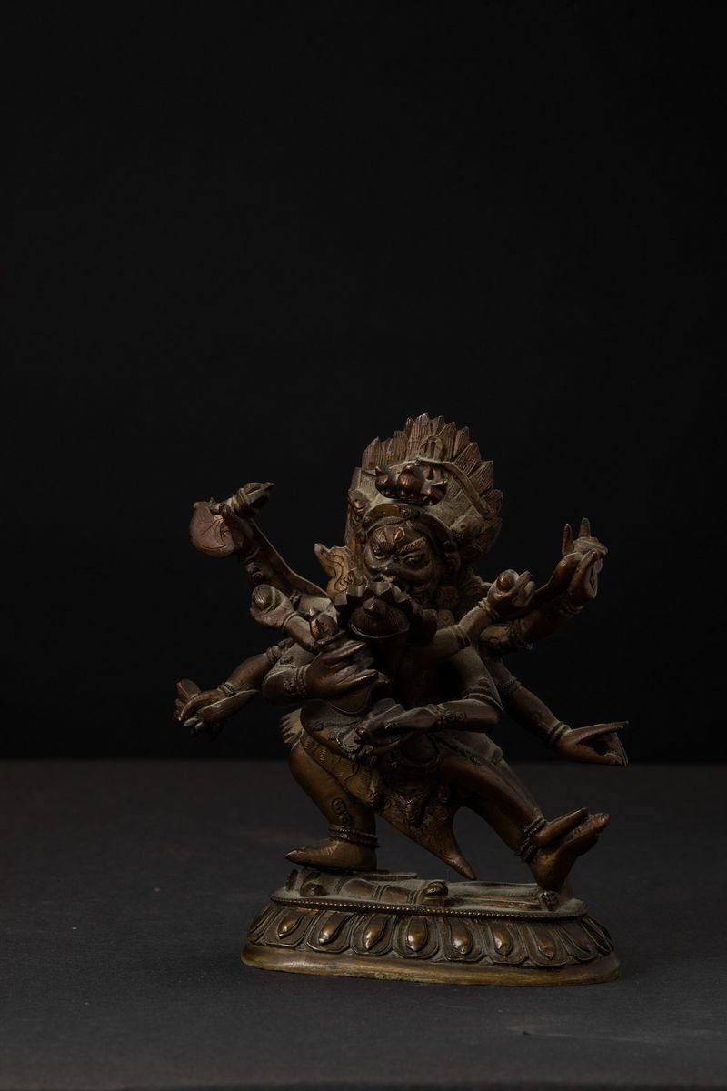 Figura in Bronzo Raffigurante Mahakala Yab-yum su Fiore di Loto, Tibet, XVIII Secolo