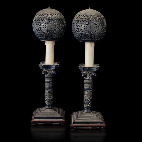 Coppia di candelieri in argento e sfere traforate, Cina, Dinastia Qing, XIX secolo 