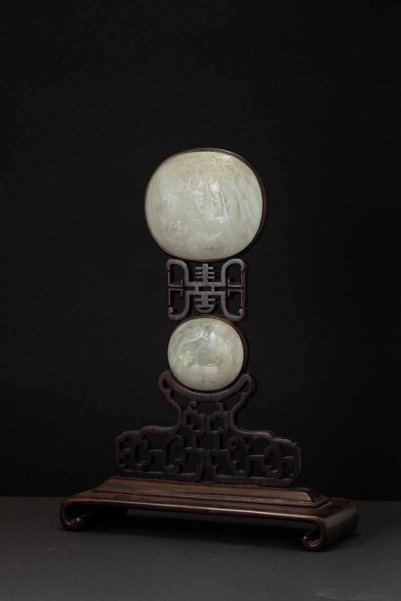 Stand Scolpito in Legno di Hongmu con Placche in Giada Bianca Raffiguranti Scena di Vita Comune e...