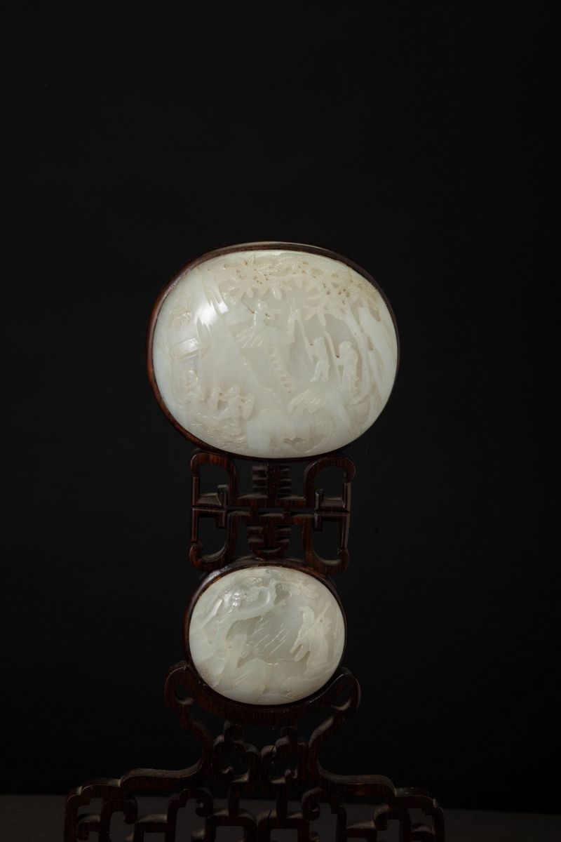 Stand Scolpito in Legno di Hongmu con Placche in Giada Bianca Raffiguranti Scena di Vita Comune e...