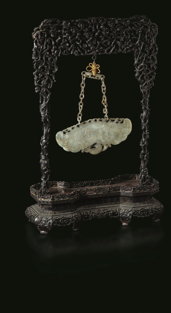 Stand Finemente Scolpito in Legno di Zitan con Placca Pendente in Giada Bianca con Decori Incisi,...