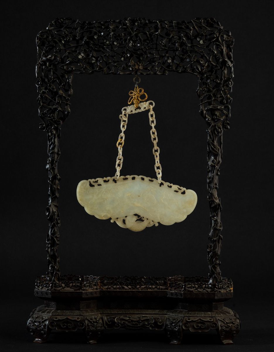 Stand Finemente Scolpito in Legno di Zitan con Placca Pendente in Giada Bianca con Decori Incisi,...