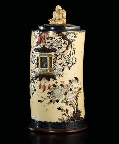 Vaso in Avorio con Coperchio e Applicazioni in Madreperla e Pietre Dure Raffiguranti Soggetti Nat...