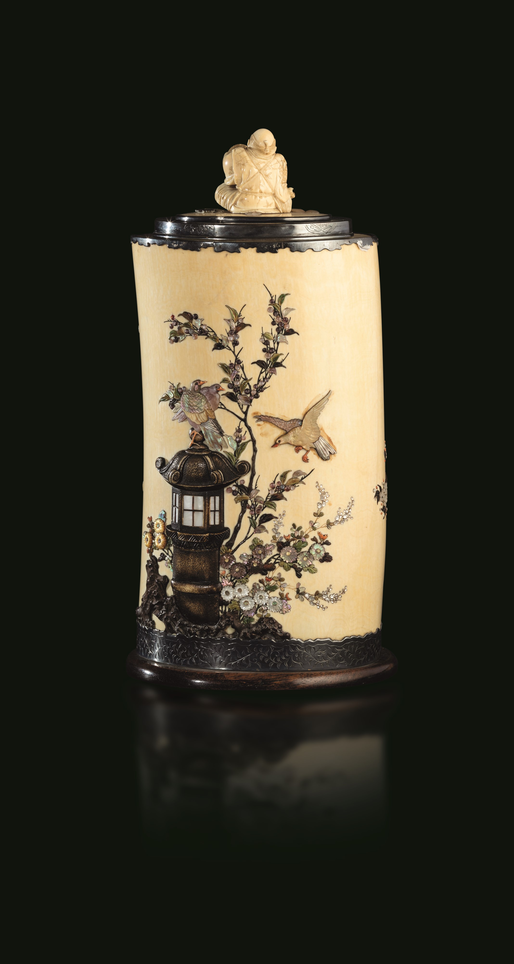 Vaso in Avorio con Coperchio e Applicazioni in Madreperla e Pietre Dure Raffiguranti Soggetti Nat...