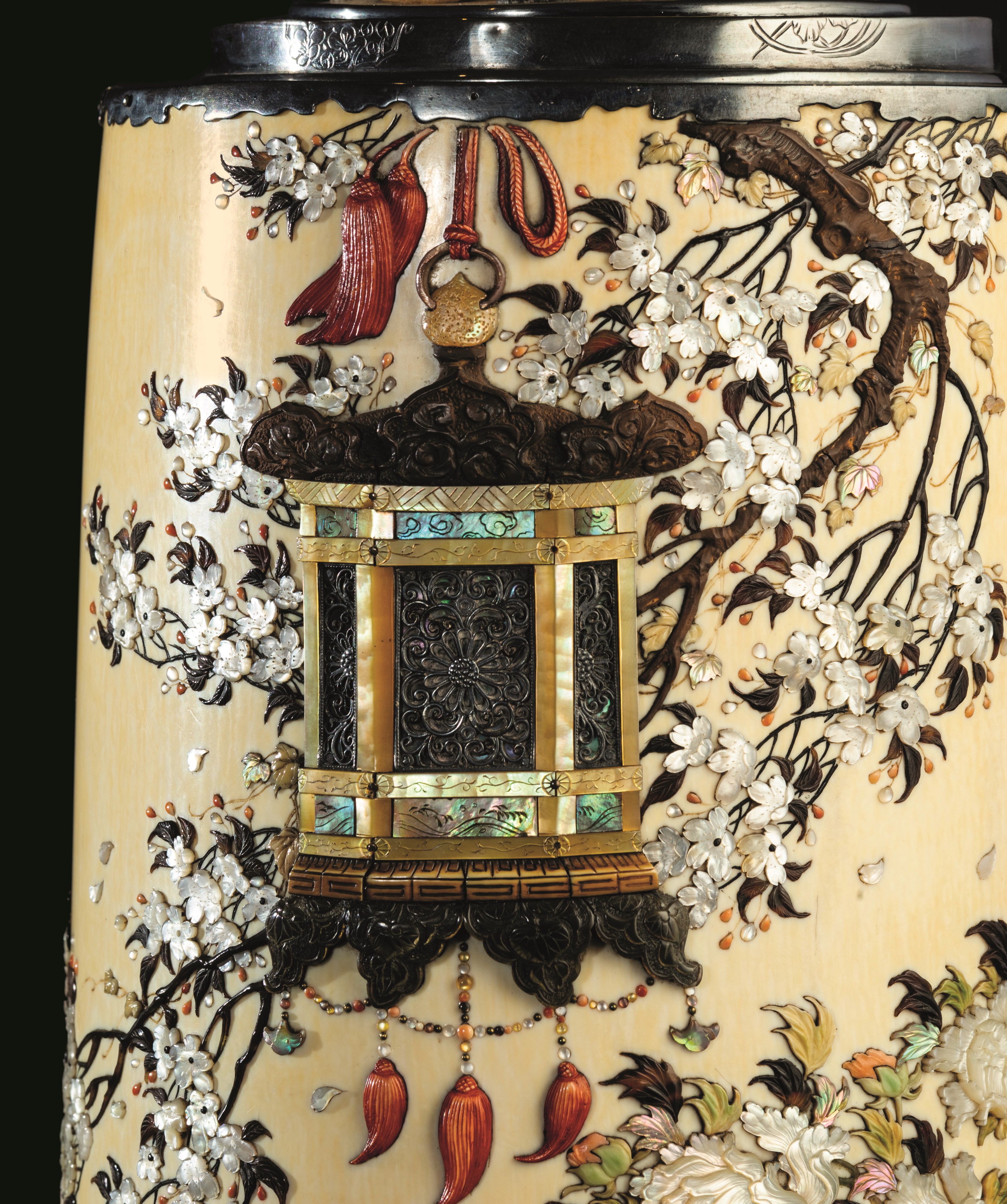 Vaso in Avorio con Coperchio e Applicazioni in Madreperla e Pietre Dure Raffiguranti Soggetti Nat...