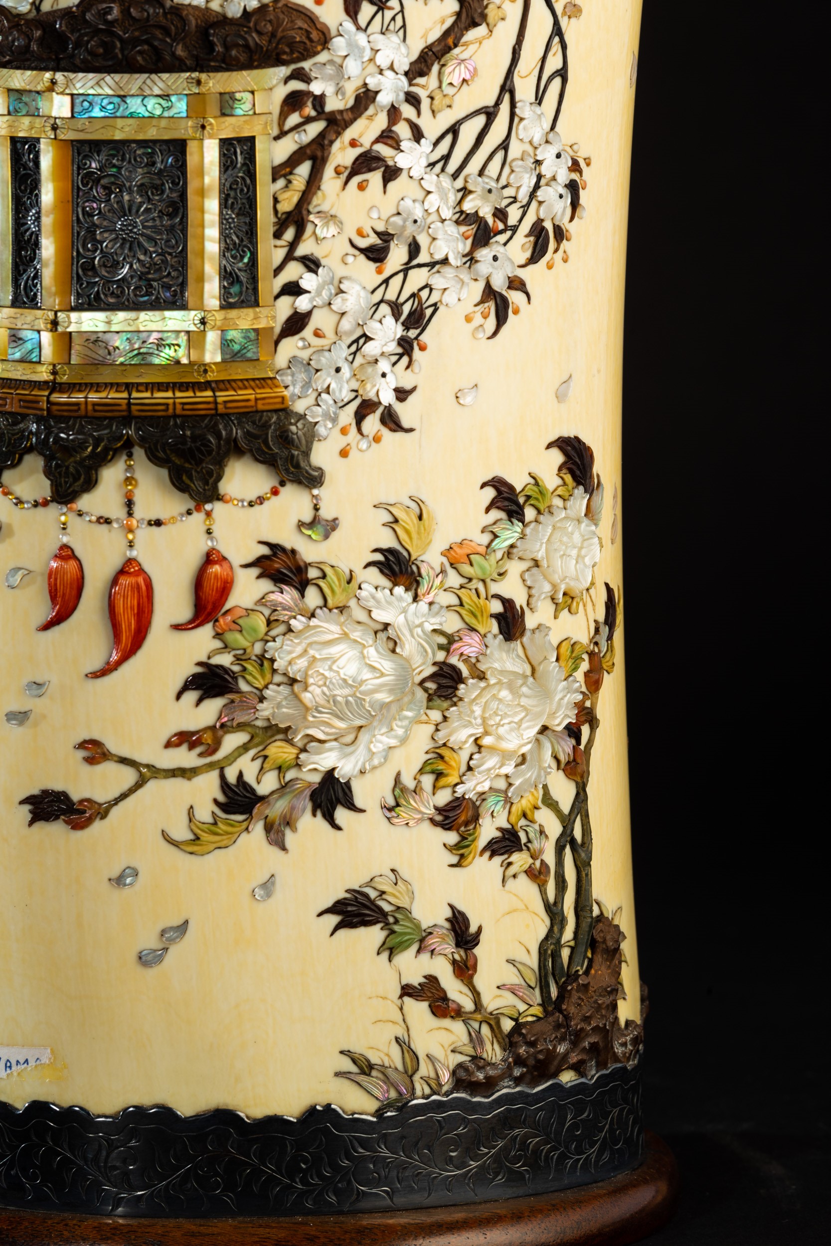 Vaso in Avorio con Coperchio e Applicazioni in Madreperla e Pietre Dure Raffiguranti Soggetti Nat...