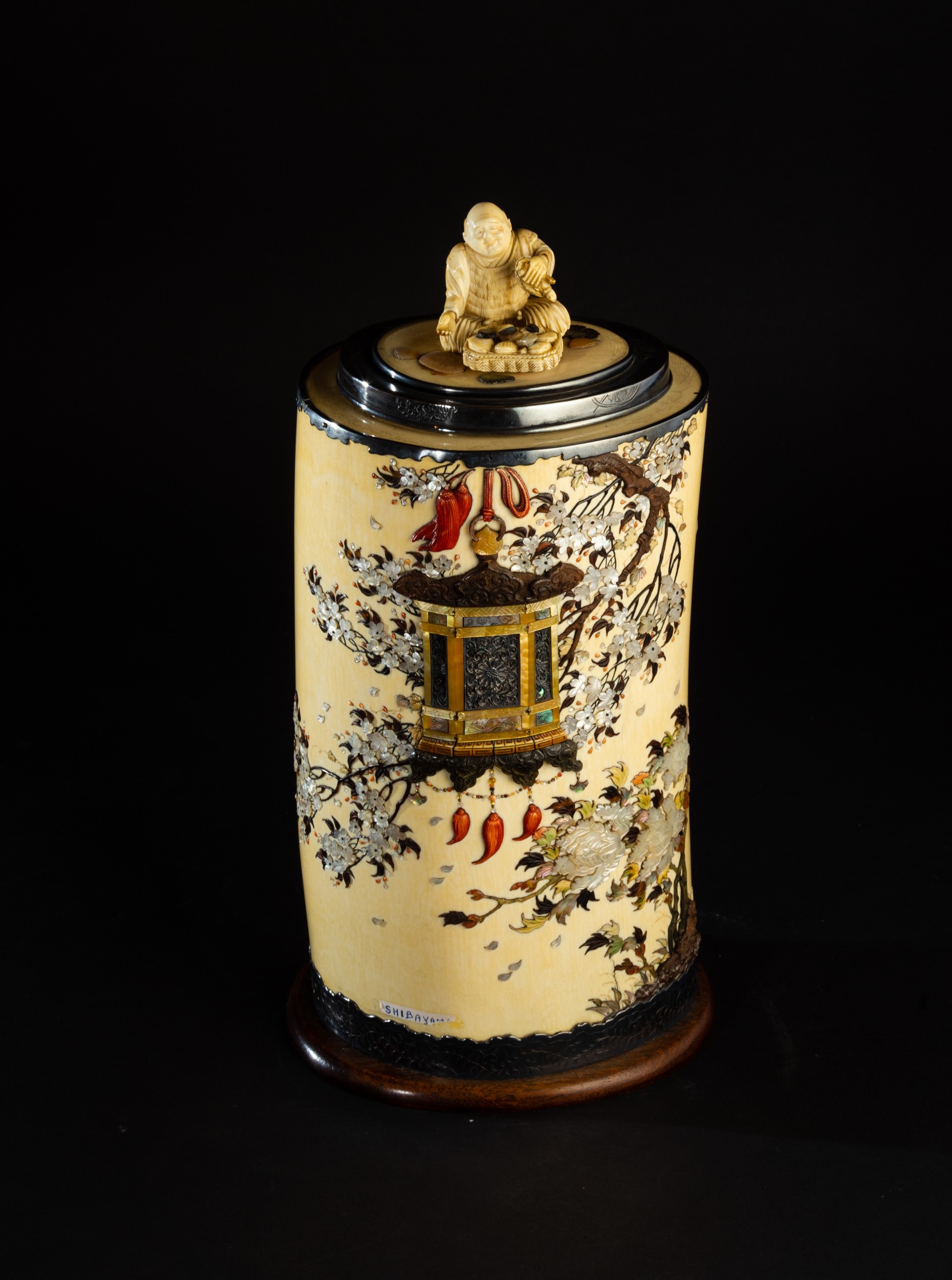 Vaso in Avorio con Coperchio e Applicazioni in Madreperla e Pietre Dure Raffiguranti Soggetti Nat...