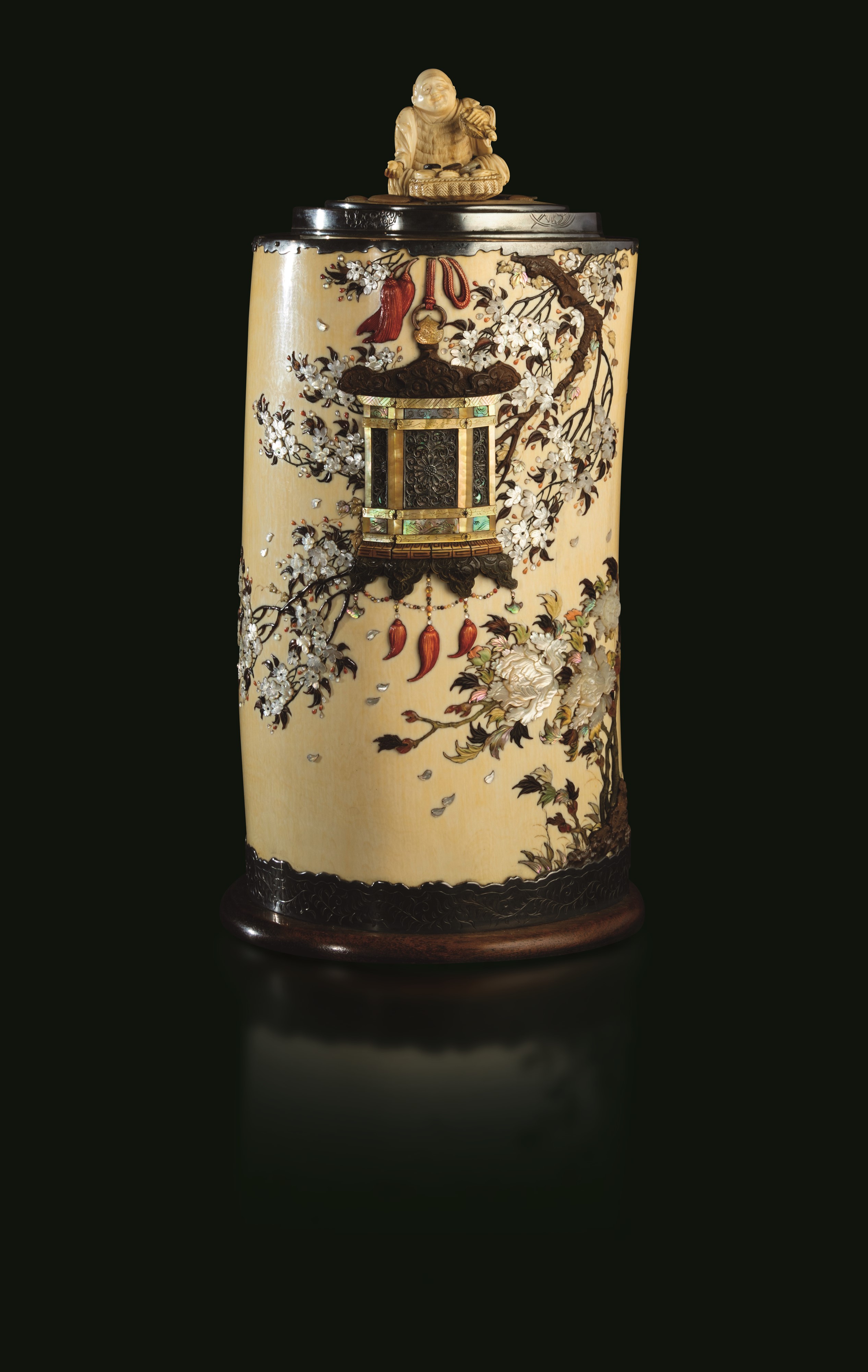 Vaso in Avorio con Coperchio e Applicazioni in Madreperla e Pietre Dure Raffiguranti Soggetti Nat...