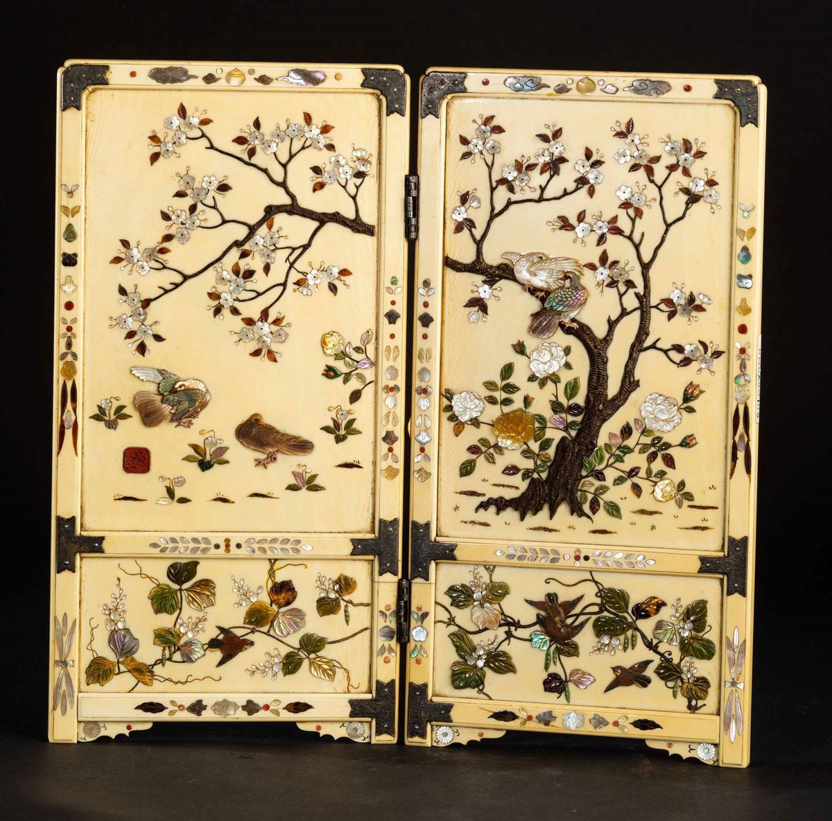 Piccolo Paravento da Tavolo a Due Ante in Avorio con Applicazioni in Madreperla e Pietre Dure Raf...