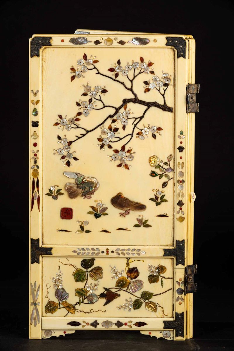 Piccolo Paravento da Tavolo a Due Ante in Avorio con Applicazioni in Madreperla e Pietre Dure Raf...