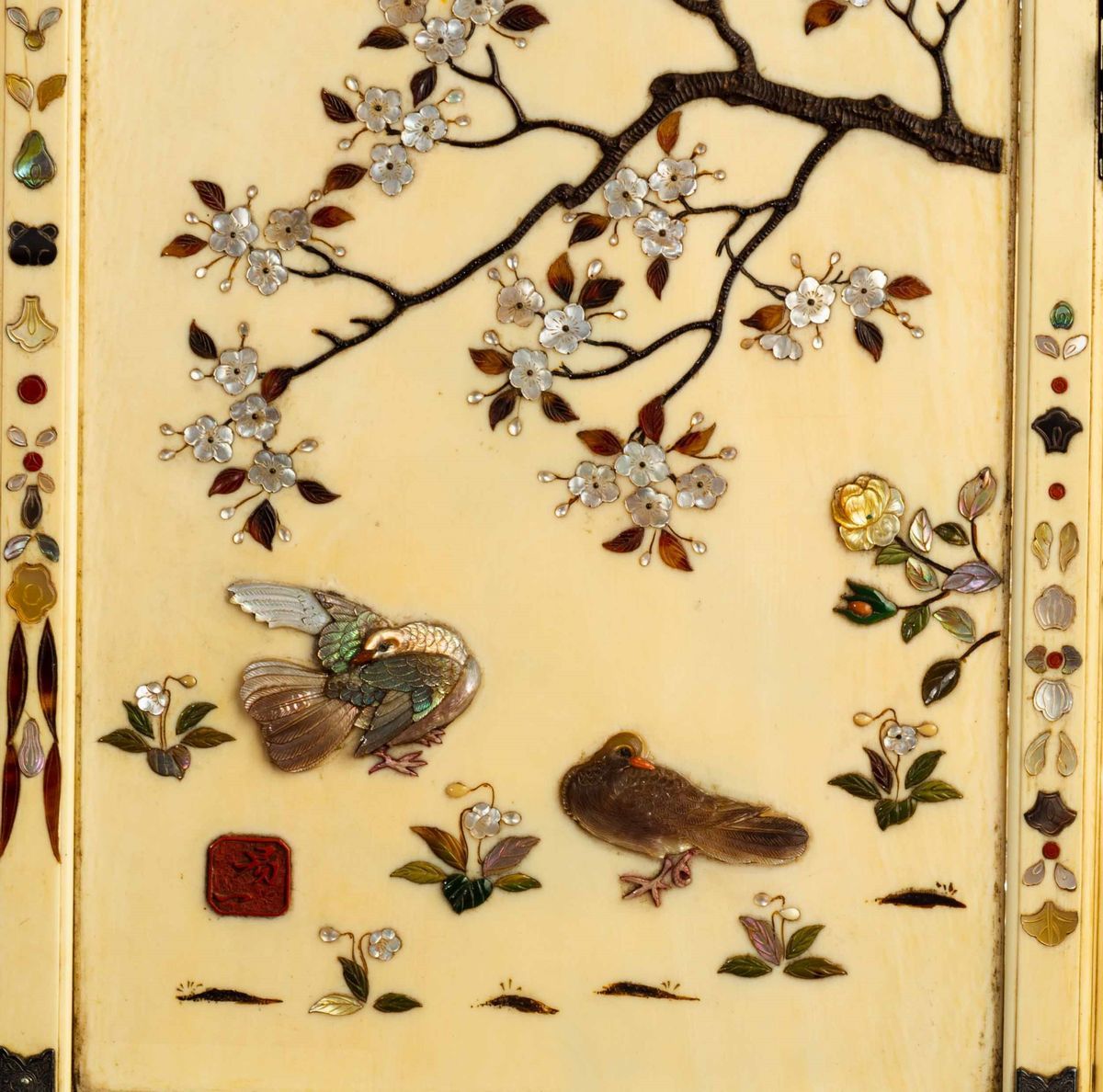 Piccolo Paravento da Tavolo a Due Ante in Avorio con Applicazioni in Madreperla e Pietre Dure Raf...