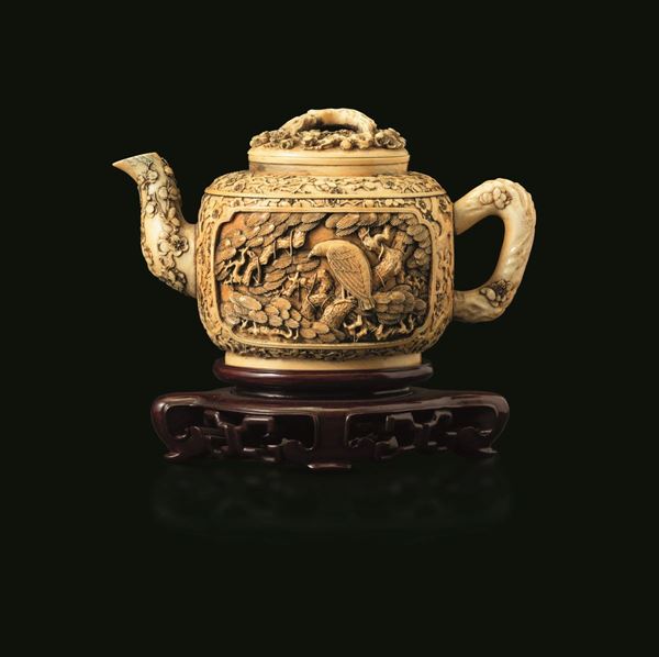 Teiera finemente scolpita in avorio con soggetti naturalistici entro riserve e decori vegetali a rilievo, Cina, Dinastia Qing, epoca Qianlong (1736-1796)