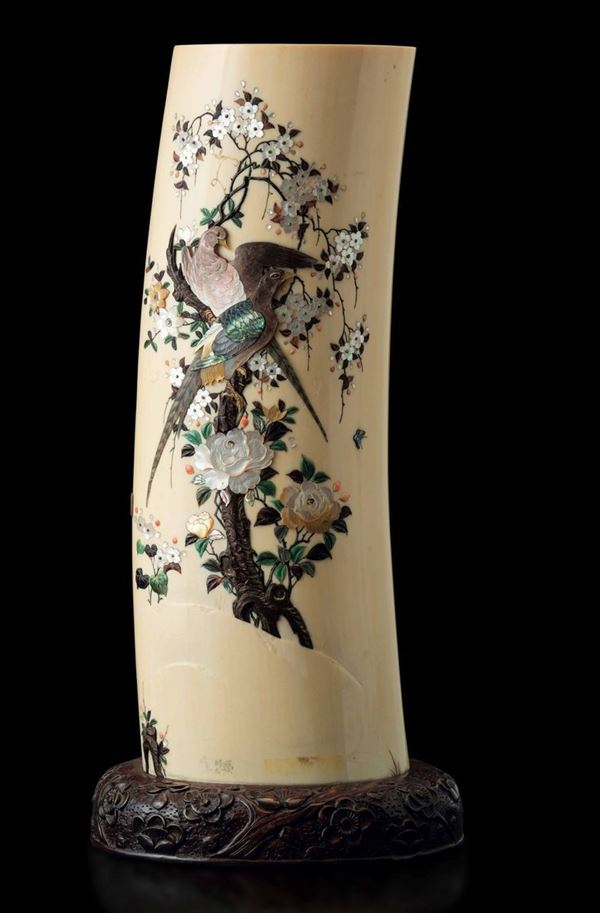 Vaso in avorio finemente decorato con soggetti naturalistici  in madreperla e pietre dure, Shibayama, Giappone, periodo Meiji (1868-1912)