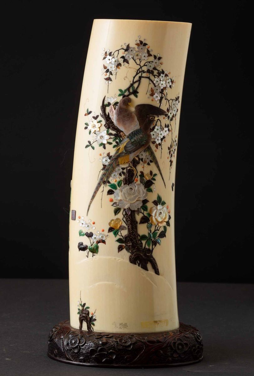 Vaso in Avorio Finemente Decorato con Soggetti Naturalistici in Madreperla e Pietre Dure, Shibaya...