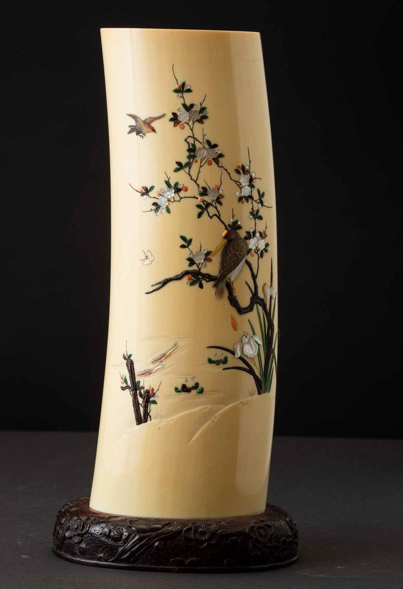 Vaso in Avorio Finemente Decorato con Soggetti Naturalistici in Madreperla e Pietre Dure, Shibaya...