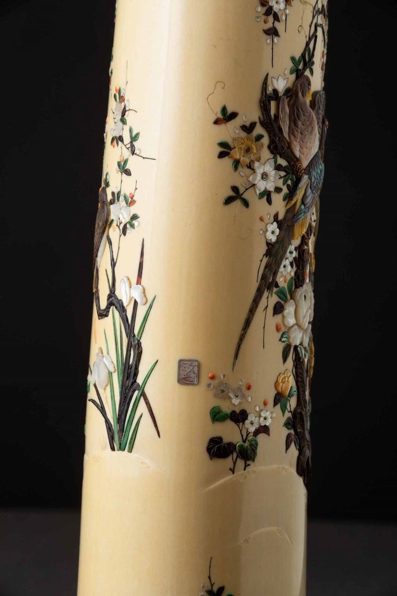 Vaso in Avorio Finemente Decorato con Soggetti Naturalistici in Madreperla e Pietre Dure, Shibaya...