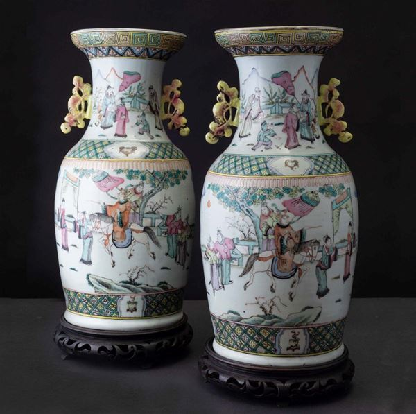 Coppia di vasi in porcellana sui toni della Famiglia Rosa con scene di vita di corte e anse sagomate, Cina, Dinastia Qing, epoca Guangxu (1875-1908)