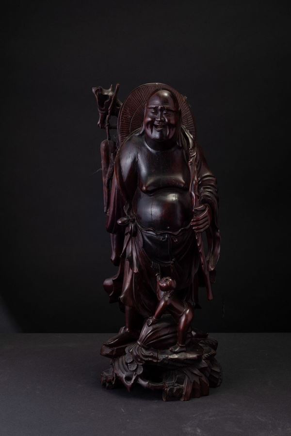 Figura di Budai con discepolo scolpita in legno, Cina, XX secolo