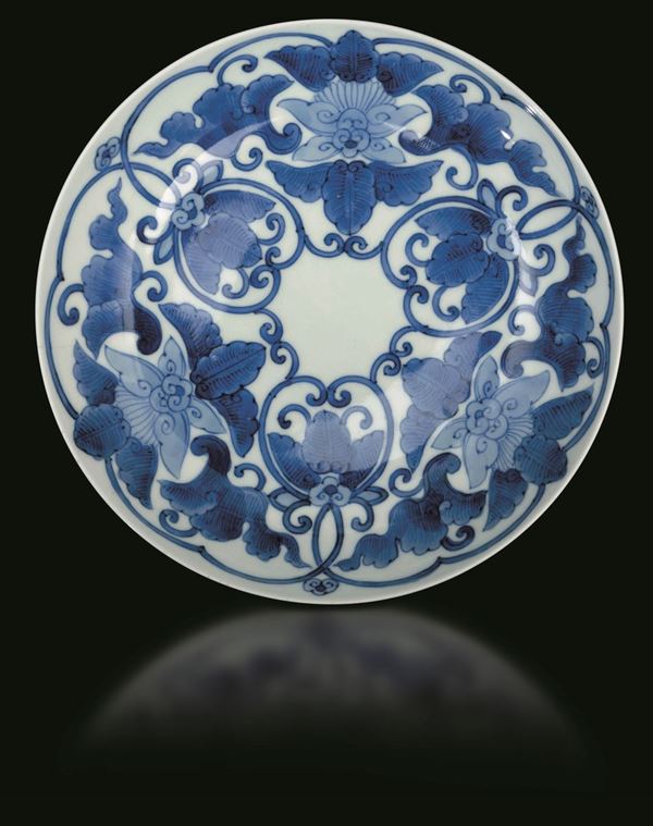 Piatto in porcellana bianca e blu Nabeshima con decoro floreale, Giappone, XIX secolo