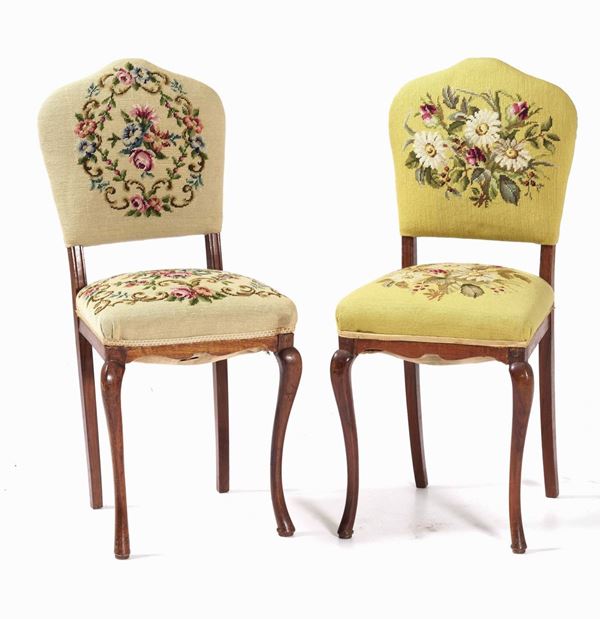 Coppia di sedie in stile Luigi XV rivestite in tessuto a piccolo punto