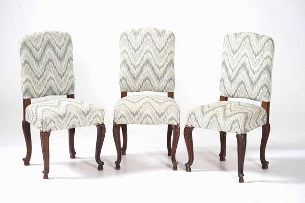 Tre sedie in stile Luigi XV rivestite in tessuto fiammato