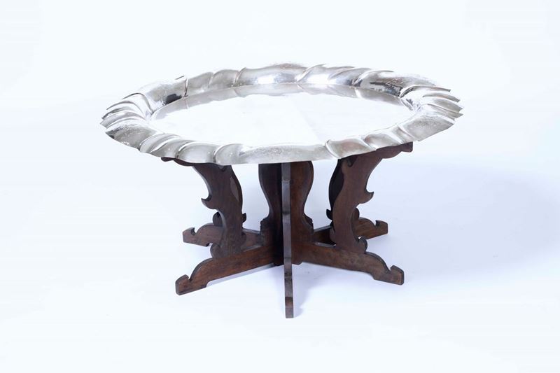 Tavolino composto da un grande vassoio in metallo argentato su supporto in legno sagomato  - Asta Antiquariato Aprile | Cambi Time - Cambi Casa d'Aste