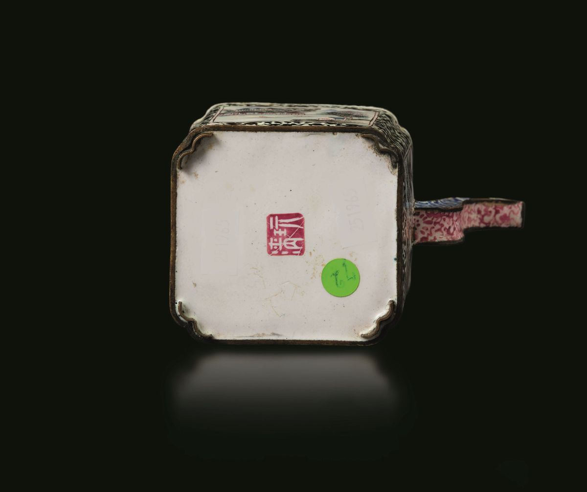 Piccola Teiera in Smalto con Decori Vegetali e Raffigurazioni di Paesaggio Entro Riserva, Cina, C...