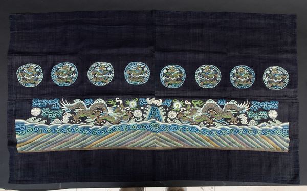 Tessuto in seta ricamato con figure di draghi, Cina, XX secolo