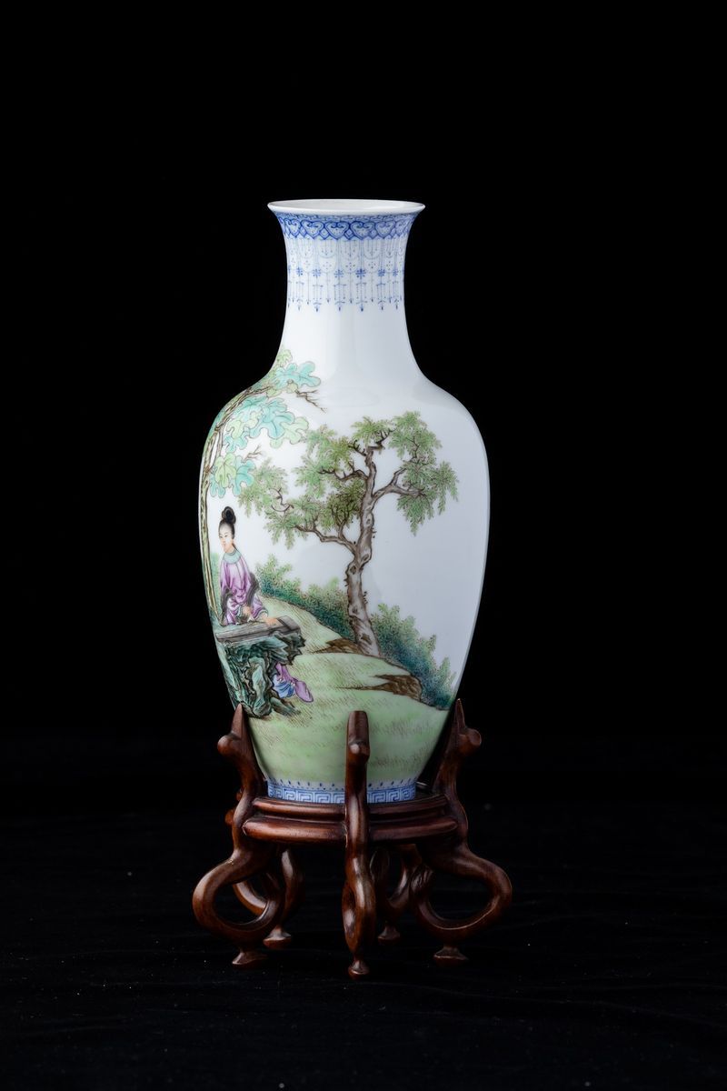 Vaso in Porcellana con Figure di Fanciulle Entro Paesaggio e Iscrizioni, Cina, Repubblica, XX Sec...